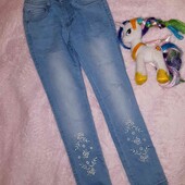 Модные джинсы с вышивкой и потертостями в идеале,на девочку 7-8 лет(будут дольше)