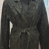 Удлиненный утепленный пиджак из натуральной кожи с лазерным узором на замше.