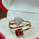 Красивейшее кольцо с красным алпанитом и россыпью фианитов.Позолота 585 пробы 18К.Размер 19.