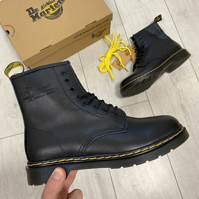 Dr martens hot sale scritta laterale