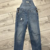 Стильний, фірмовий джинсовий комбінезон на вік 5/6 років