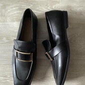 Черные закрытые туфли лоферы