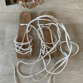 Белые кожаные босоножки с шнуровкой