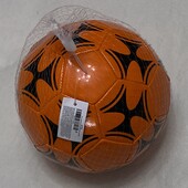 Яркий футбольный мяч, надувной