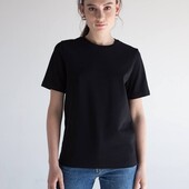 ⇑ Базова футболка з бавовни чорна, розмір М