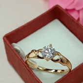 Нежное и очень красивое кольцо с белым алпанитом.Размер 19.Позолота 585 пробы 18К.