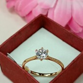Нежное и очень красивое кольцо с белым алпанитом.Размер 18.Позолота 585 пробы 18К.
