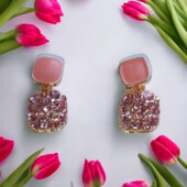 Сережки з рожевими камінцями.