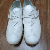 Гарні шкіряні туфельки білого кольору р.39