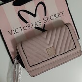 Стильний гаманець-клатч від Victoria's Secret.