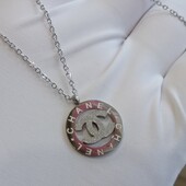 Шикарная подвеска, длина 40-45 см.с кулоном Chanel, мед.сталь, родий.