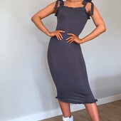 Платье трикотажное с рюшами и завязками бренд — PrettyLittleThing (m-l)