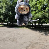 Рідкісний сірий Лабубу з райдужними очима