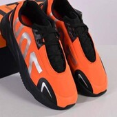 Чоловічі кросівки в стилі Adidas Yeezy чорні з помаранчевим на шнурівці.