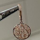 Яркая новинка!!Красивые серьги с резным узором ,очень нежные!Смотрятся как золотые