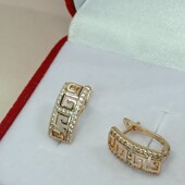 Шикарные серьги с греческим орнаментом и дорожками фианитов.Позолота 585 пробы 18К.