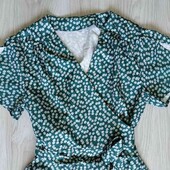 Shein брендовое лёгкое платье на запах цвет изумрудный в принт размер евро 40/ 42