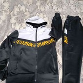 Спортивний еластичний костюм 