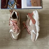Светлые брендовые спортивные кроссовки