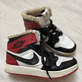 Теплі кросівки від Air Jordan, розмір 37, стелька 23,5см. В чудовому стані.