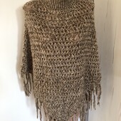Тепла вʼязана накидка