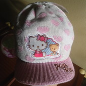 Новая Фирменная ,внутри меховушка,шапочка с козырьком hello Kitty на 3-4 года