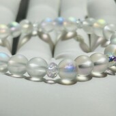 Новинка!Красивый браслет резинка матовые стеклянные бусины с переливом