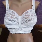 Гарний жіночий білий бюстгальтер