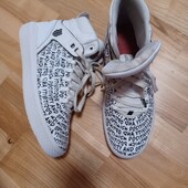 Високі кросівки