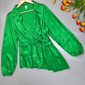 Яскрава блуза зелена на запах невелика асиметрія