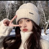 Стильна тепла жіноча шапка