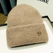 Тепла елегантна шапка з логотипом — мінімалізм і тепло