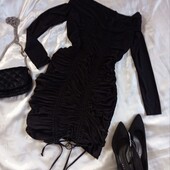 Красива сукня зі стяжками у чорному кольорі