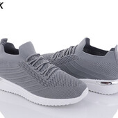 Якісні, текстильні кросівки.