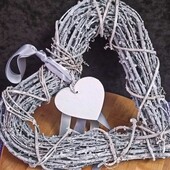 Большое декоративное плетеное сердце из лозы