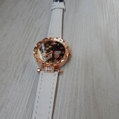 Годинник зі стразами з білим ремінцем