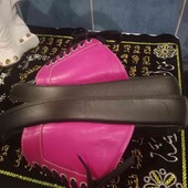 шлепанці малинового кольору нові.