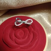 Стильное серебряное изящное кольцо с цирконами.Серебро 925 пр.