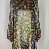 Блискуча жіноча сукня.