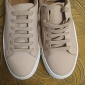 Кросівки жіночі.