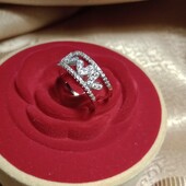 Стильное серебряное изящное кольцо с цирконами.Серебро 925 пр.