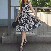 Біла сукня з чорними квітами