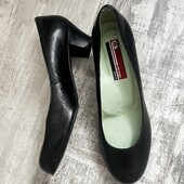 Кожаные снаружи и внутри мягкие туфли на неширокую ножку 37,5 р без следов носки