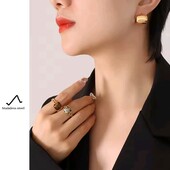 Сережки цвяшки прямокутні, випуклі, гладкі. Медзолото