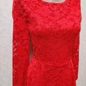 Красива червона сукня