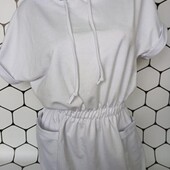 Стильное платье спортивного плана с капюшоном)