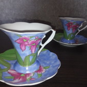 Чашка с блюдцем из дорогого сервиза.