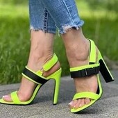 Жіночі босоніжки на стійкому підборі та застібці липучка.