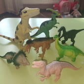 Лот больших динозавров.