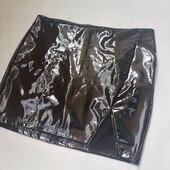 Латексна міні спідниця.